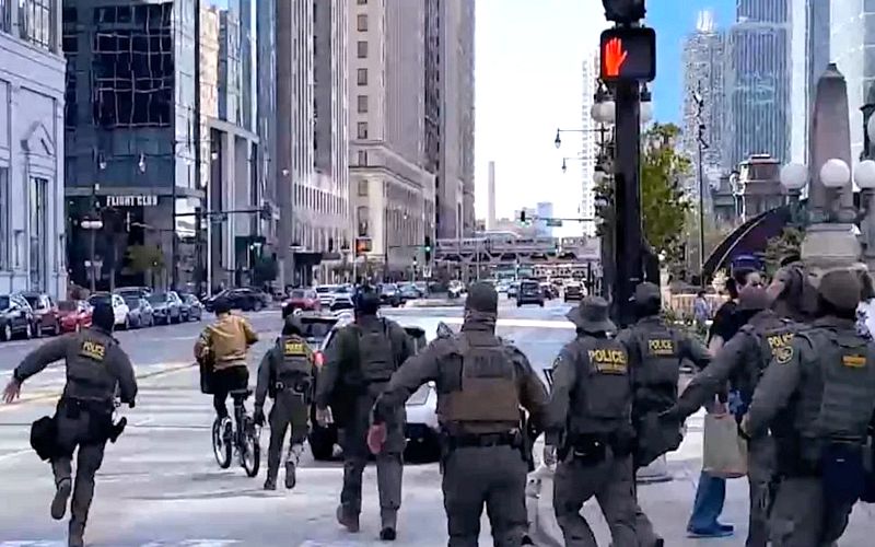 Chicago Bicyclist Shouts ‘F*ck Trump!’ as ICE Agents Sprint After Him