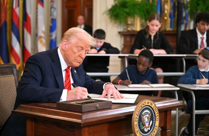 $100000 H1B Visa Fee Sparks Panic in Tech Industry as Trump Tightens Immigration