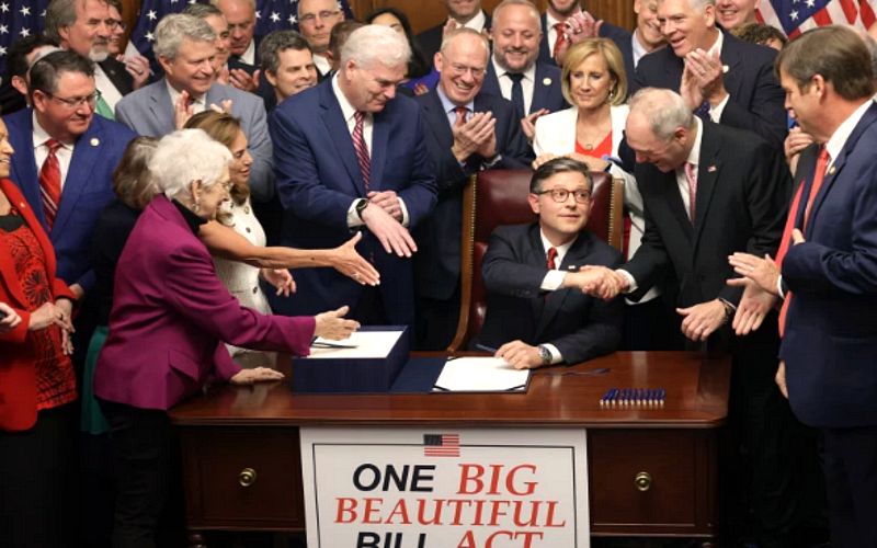 Republicans Surge Ahead of Democrats on Key Issues Ahead of 2026 Midterms, Poll Finds