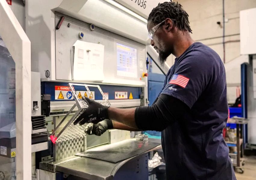 US Job Market in Freefall as Government Shutdown Blocks Critical Data